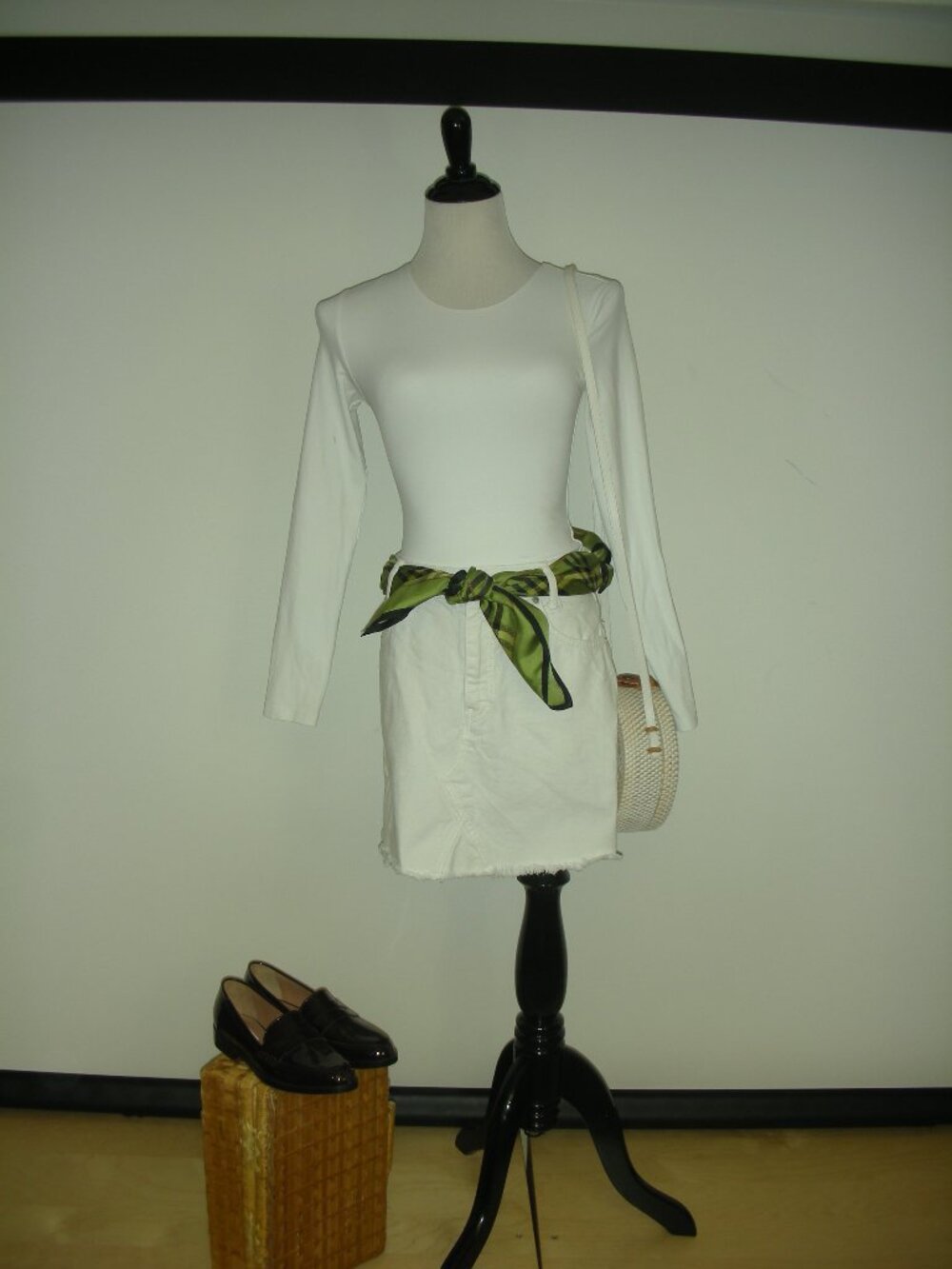 Babaton Contour Long Sleeve Crop Top White Stretch Fitted Crew Neck Size Small‎